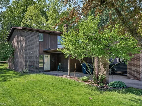 9582 Fernwood Dr, Olmsted Falls, OH 44138