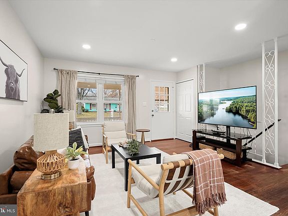 5th image of 709 W Poplar Rd