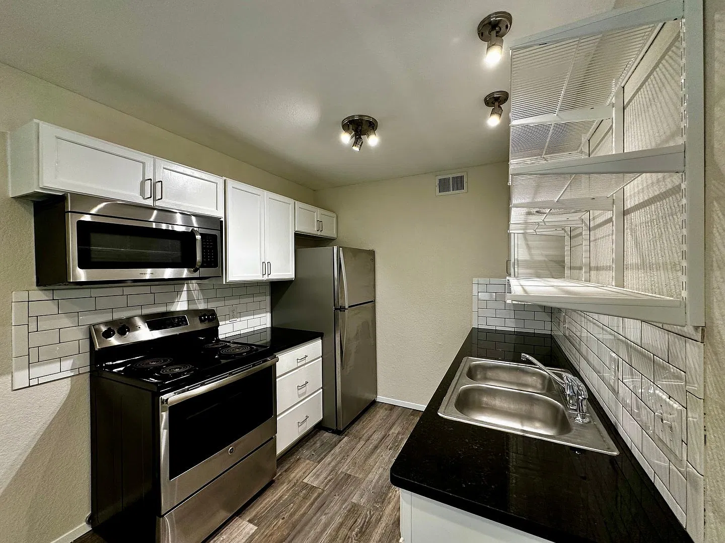1214 Baylor Ave — Photo 1