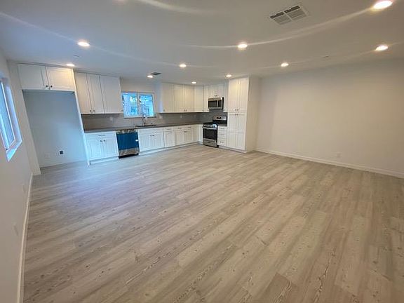 4th image of 23034 Saticoy St