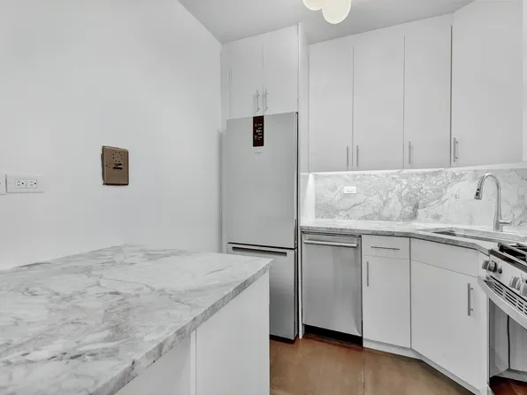 300 East 40th Street image 1 of 13