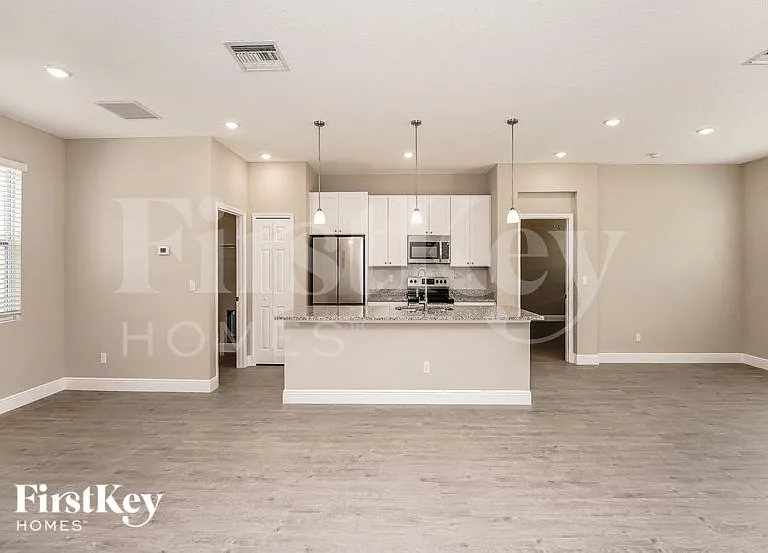674 Tobias St SE — Photo 2