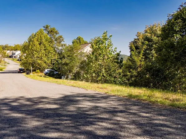 317 March Ln, Morgantown, WV 26508