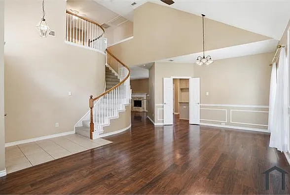 4 bed, 2367 sqft, $2,300 — Photo 2