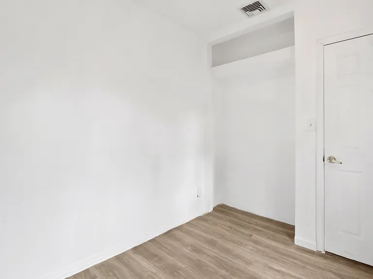 103 E 17th St #2 — Photo 8