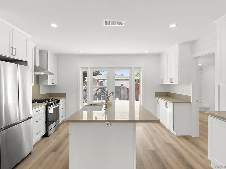 291 Ebony Ave — Photo 10