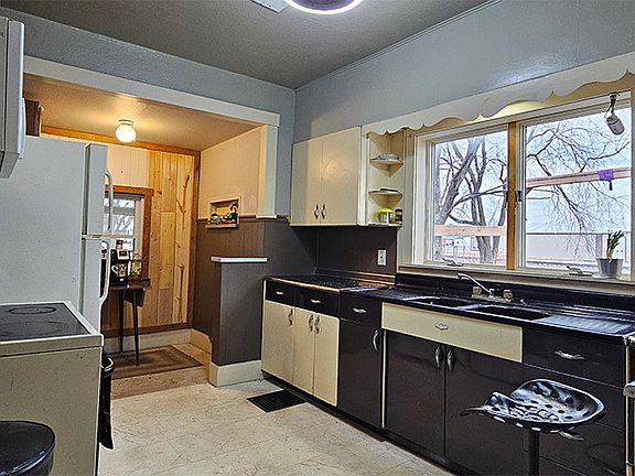 2nd image of 1002 Locust St