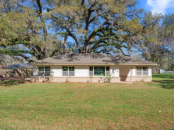 102 North St, Columbus, TX 78934