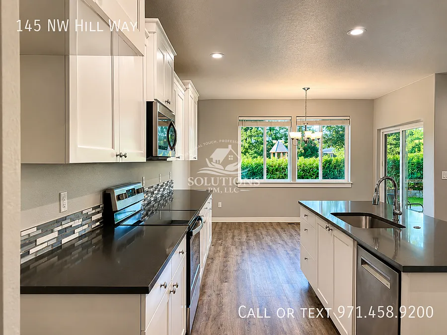Beautiful 4 bedroom home w a 3 car Garage! Move in READY! — Photo 2