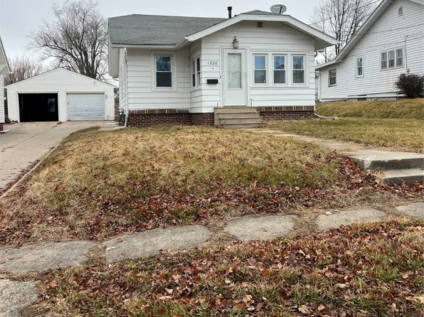 1326 Crescent Dr, Newton, IA 50208