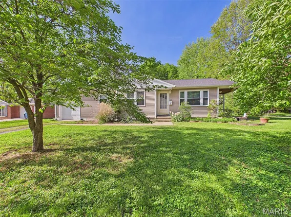 5 Saint Clair Lake Dr, Swansea, IL 62226