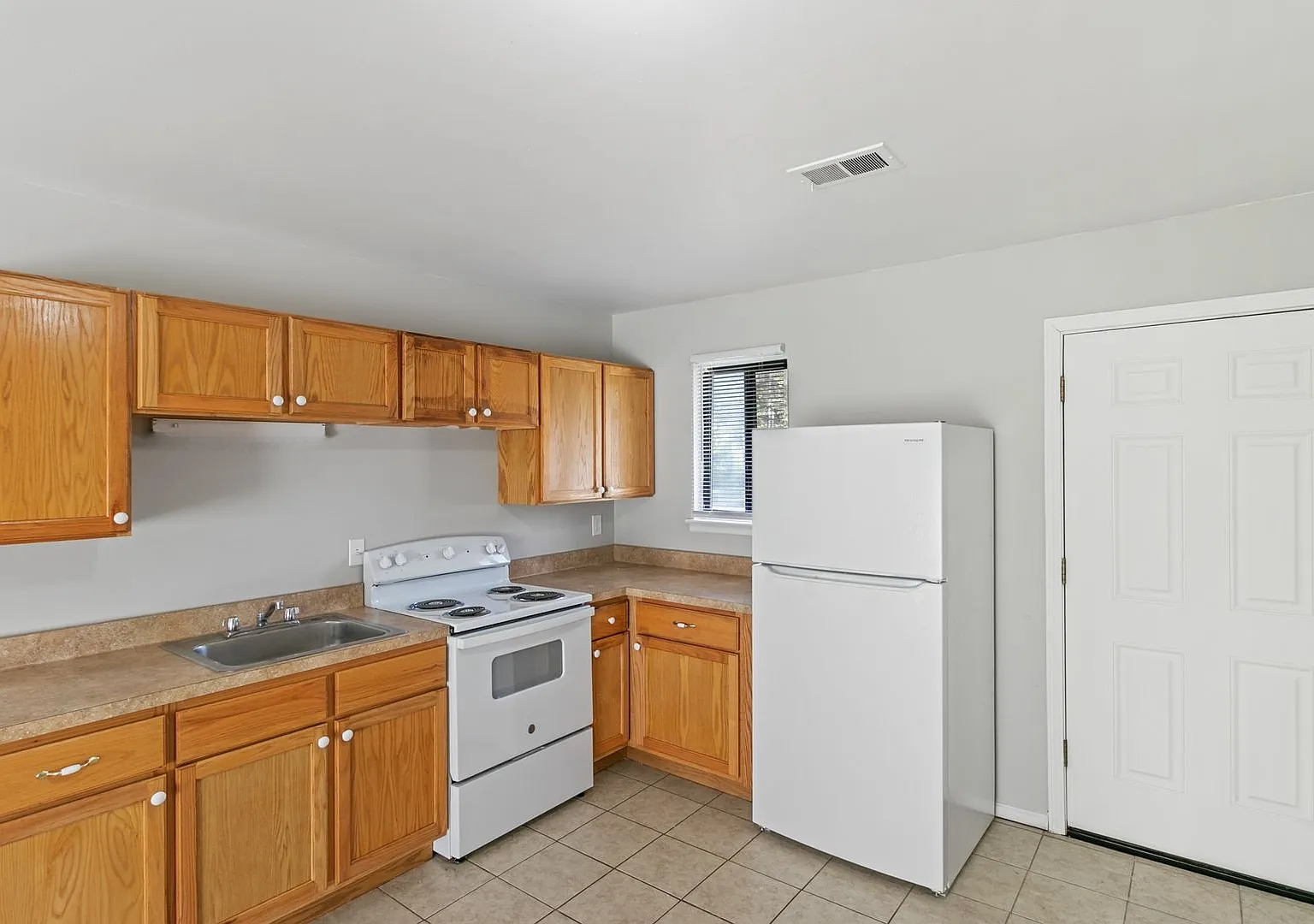 Airport Apartments (DCP Venture 3 LLC) — Photo 3