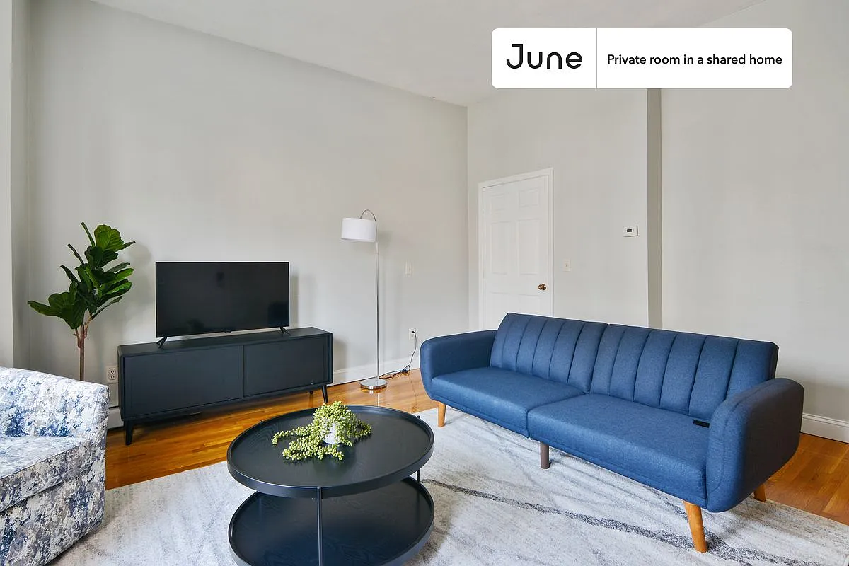 Queen bedroom in 4 bed/2 bath home in Allston #534 A — Photo 4