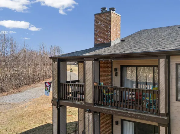 208 Manor Dr, Forest, VA 24551