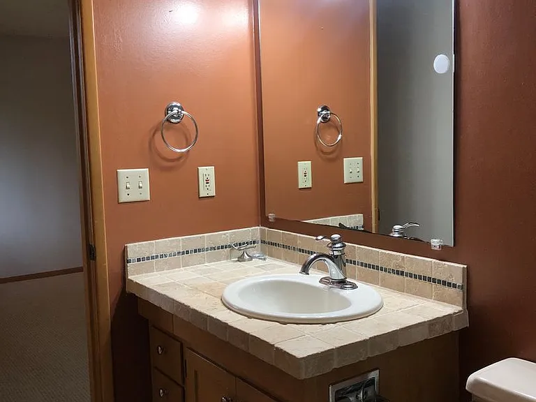 2250 Dorchester Dr S — Photo 17