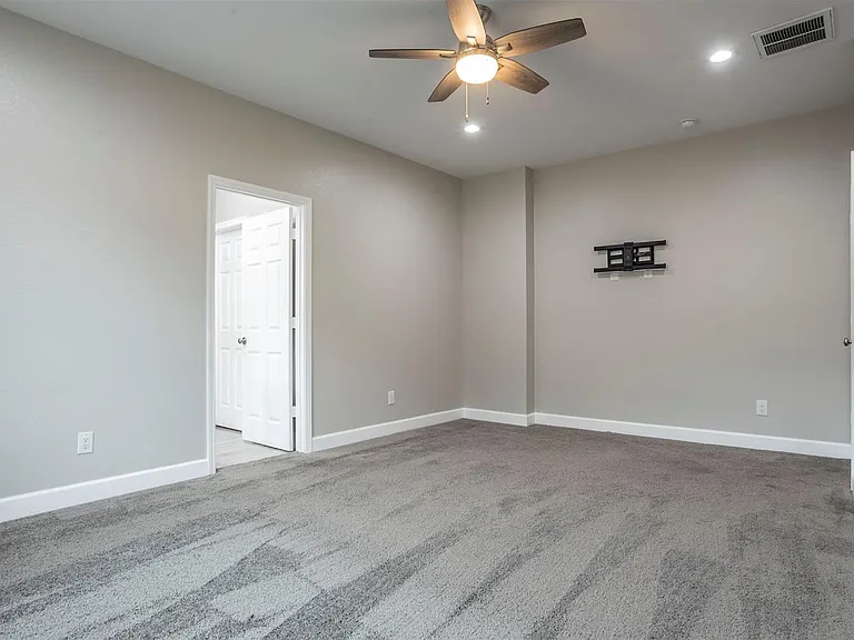 2718 Leslie Ln — Photo 15