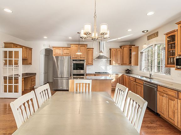5th image of 159 E Edgemont Ln