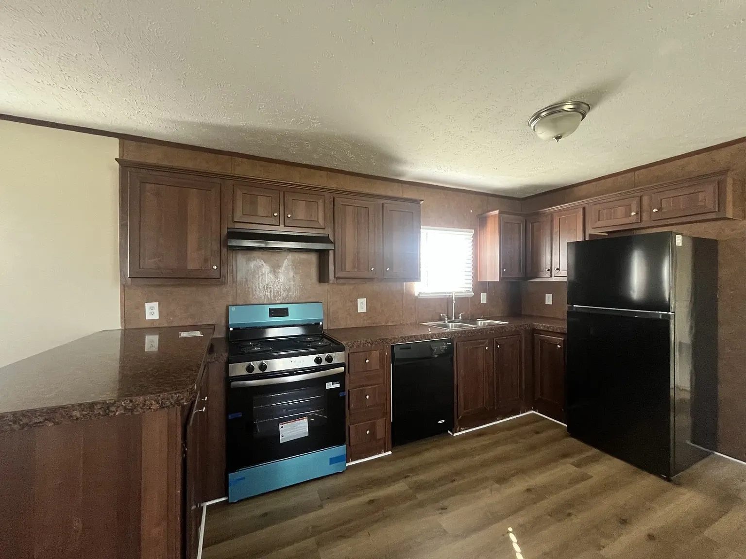3 bed, 1280 sqft, $915 — Photo 4