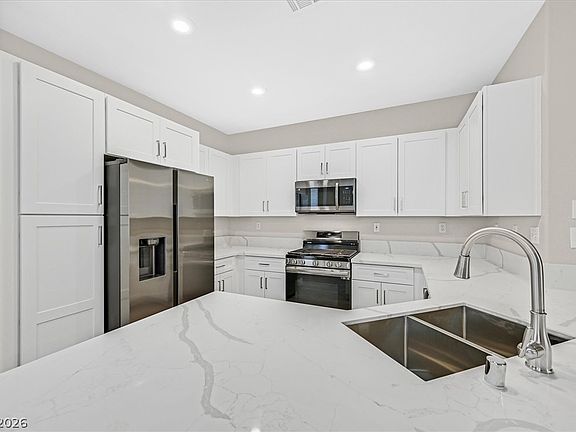 5th image of 2259 Surrey Meadows Ave