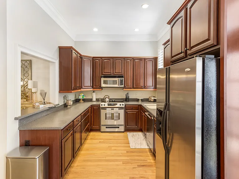 712 Barnard St — Photo 12