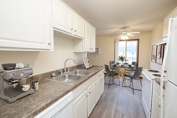 Como Park Apartments — Photo 13