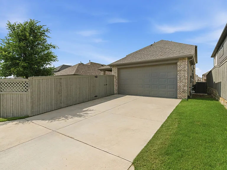 2225 Elm Pl — Photo 27