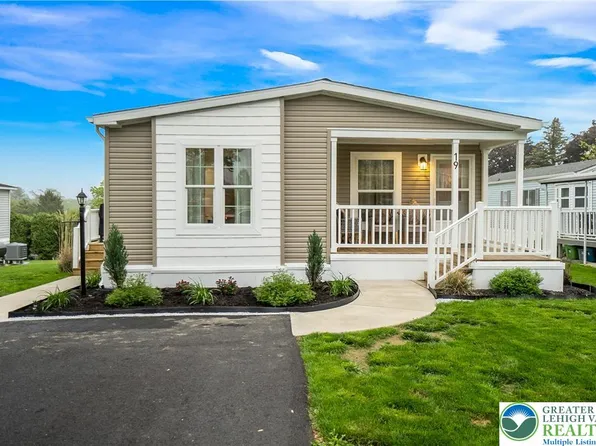 19 E Zimmer Dr, Walnutport, PA 18088