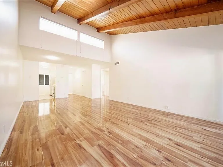 20134 Leadwell St #337 — Photo 2