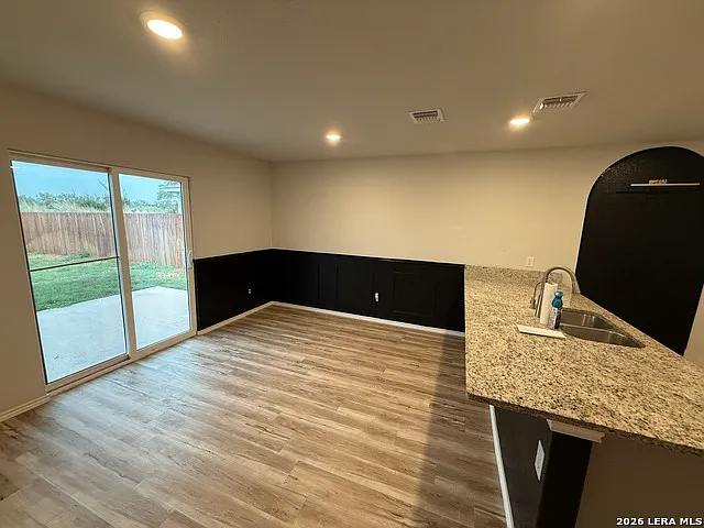 4 bed, 2.5 bath, 1962 sqft, $2,000 — Photo 3