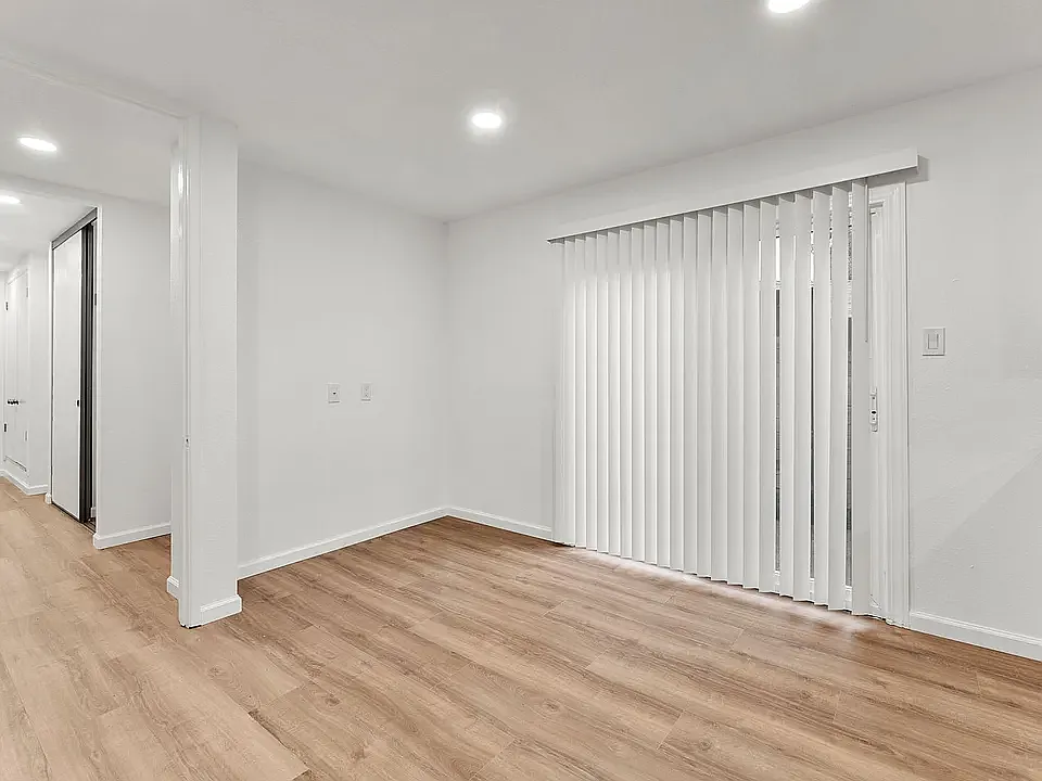 Building Photo - 17 Devonshire Blvd #1