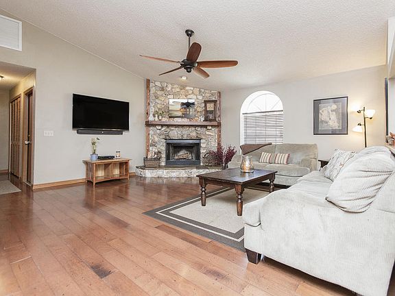 5th image of 988 Sandle Wood Dr