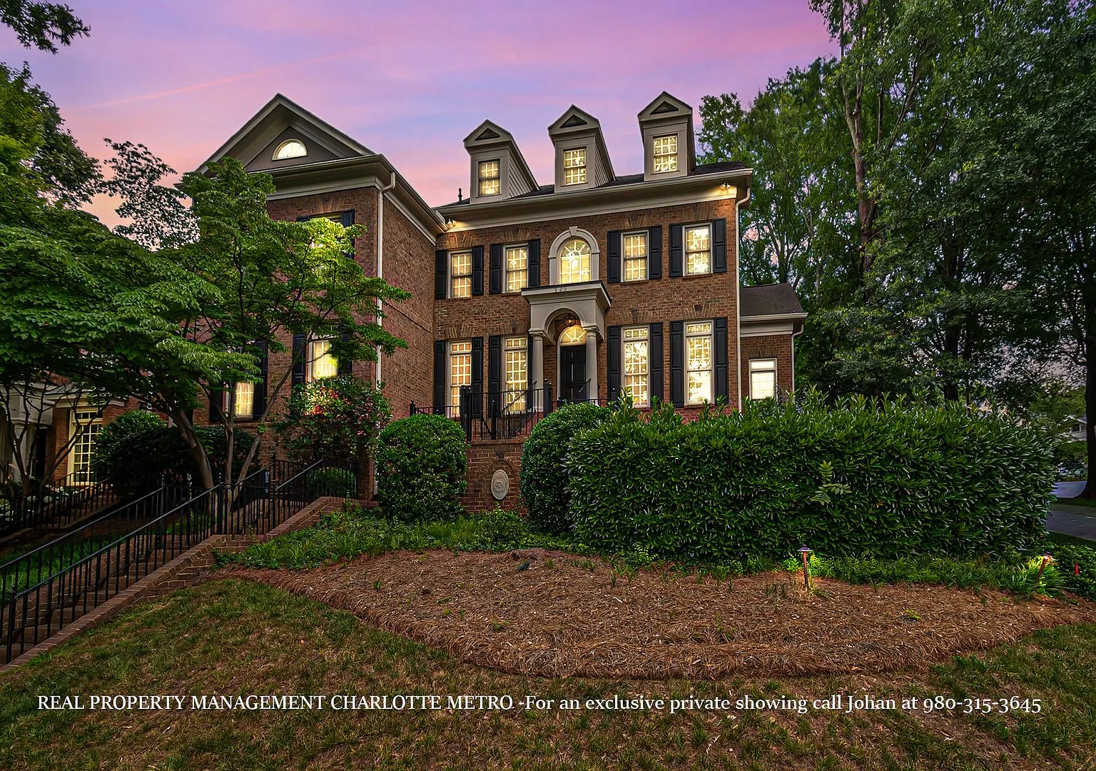 Luxurious 4 Bedroom, 5.5 Bathroom Townhome on Prestigious Queens Road. — Photo 2