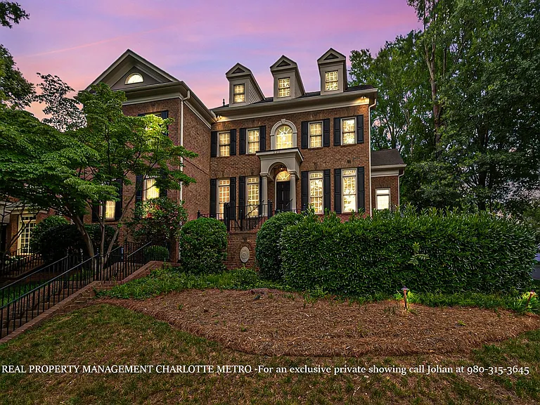 529 Queens Rd — Photo 2