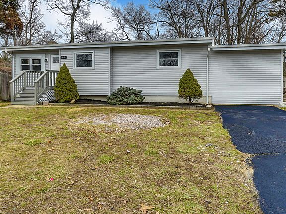 2nd image of 10 Chestnut Hill Dr
