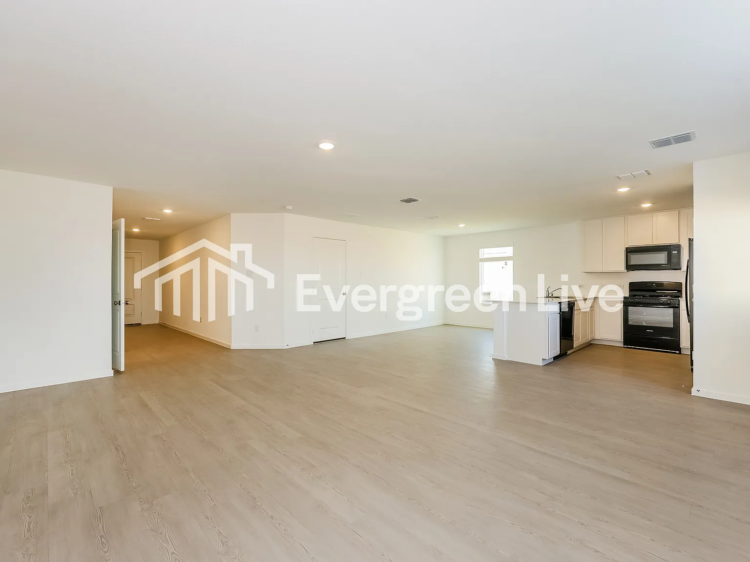 4 bed, 2.0 bath, 1954 sqft, $1,795 — Photo 3