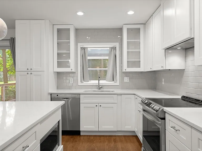 315 Center St N — Photo 9
