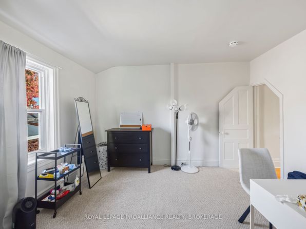 217 William St, Kingston, ON K7L 2E2