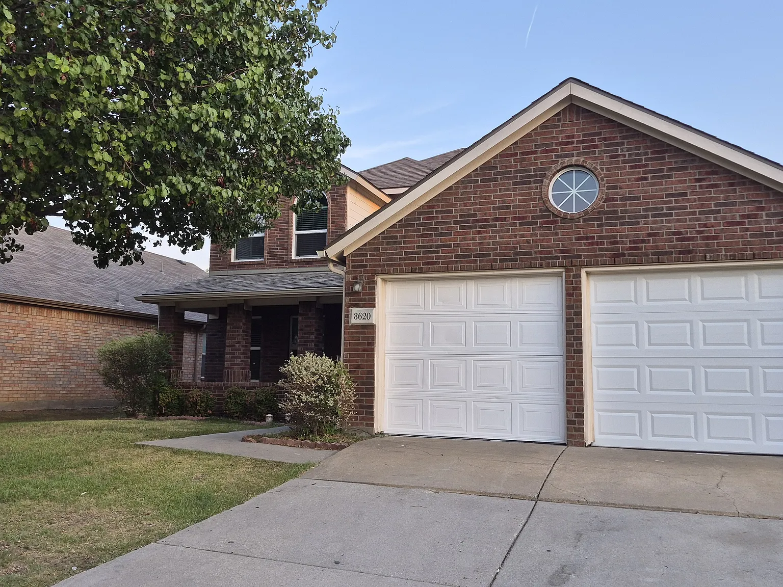 4 bed, 2.5 bath, 2495 sqft, $2,325 — Photo 2
