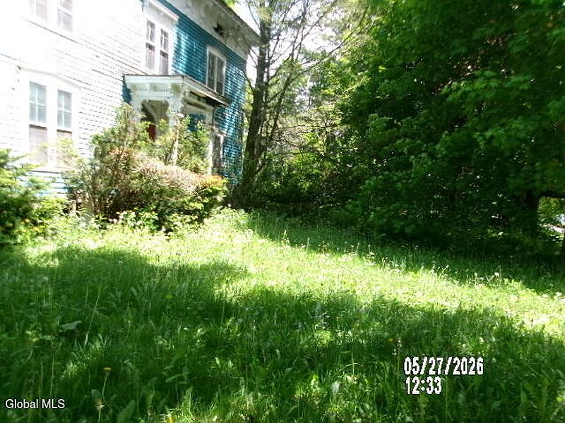 3rd image of 689 Thompson Road