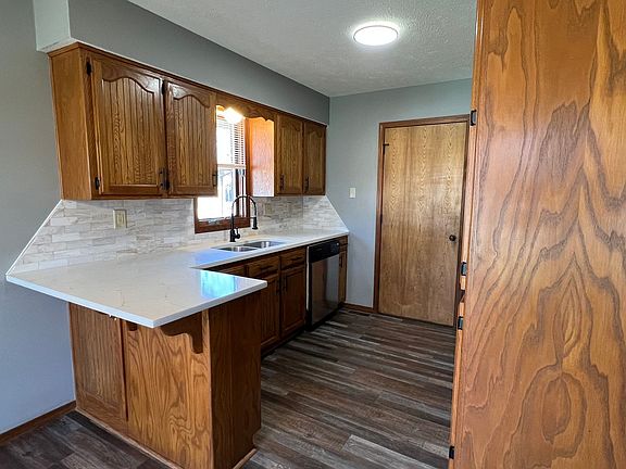 5th image of 951 S Alex Ave