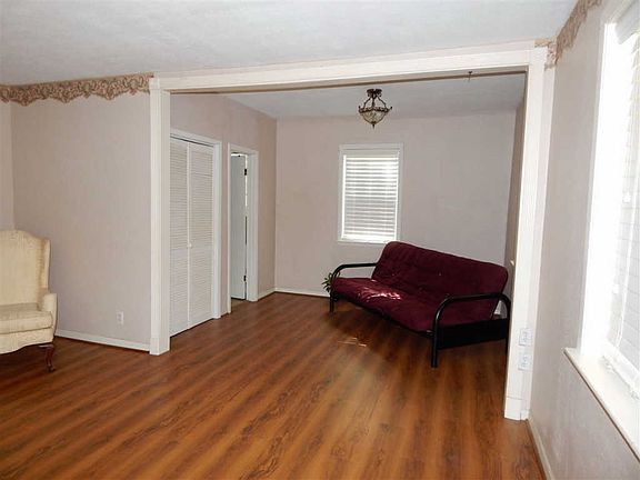 3rd image of 408 W Oak St