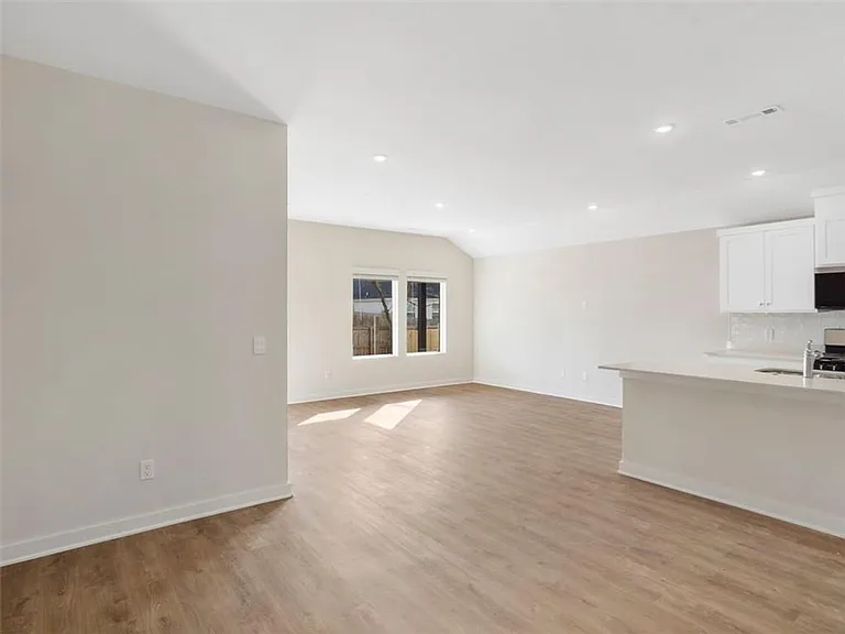 618 S Neon Ave — Photo 2