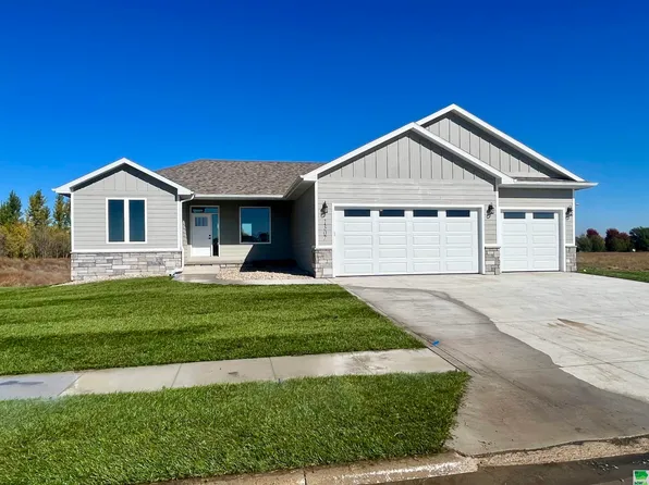 1307 Country Club Dr, Elk Point, SD 57025