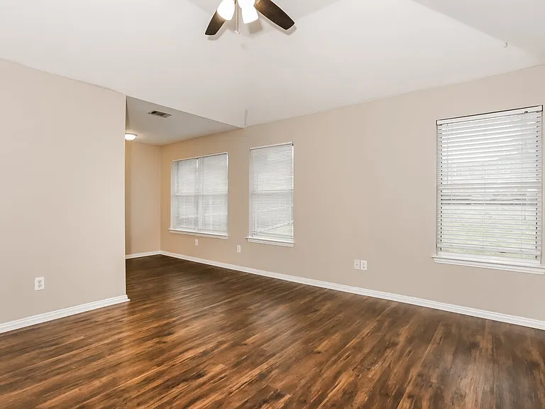 915 Joshua Dr — Photo 10