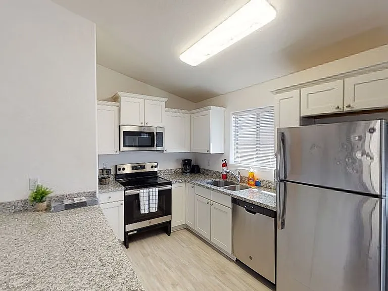 561 N 10th Pl — Photo 9