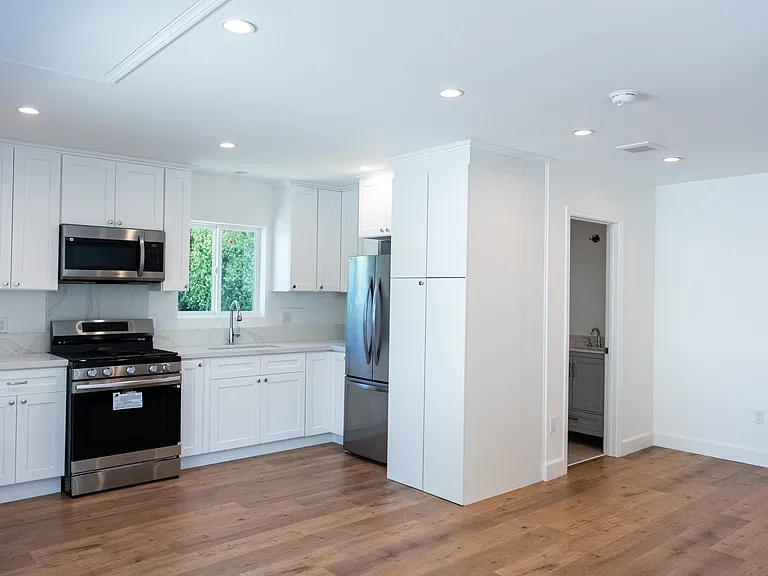 10704 Langmuir Ave — Photo 2