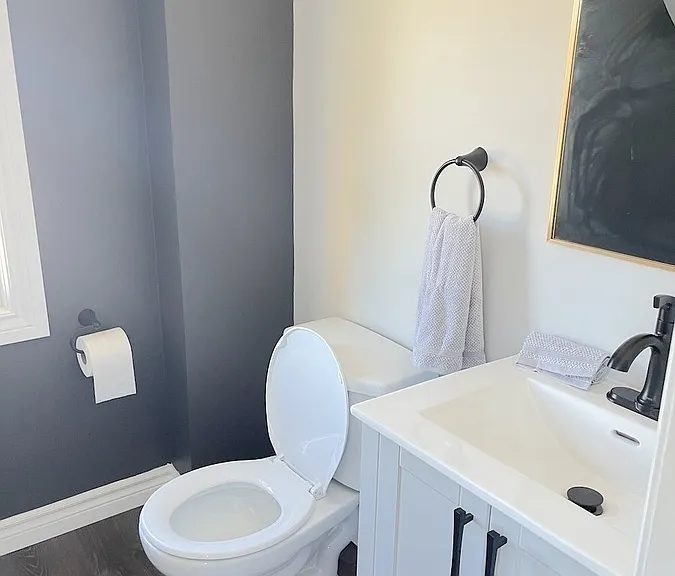 1677 Victoria Ave — Photo 32