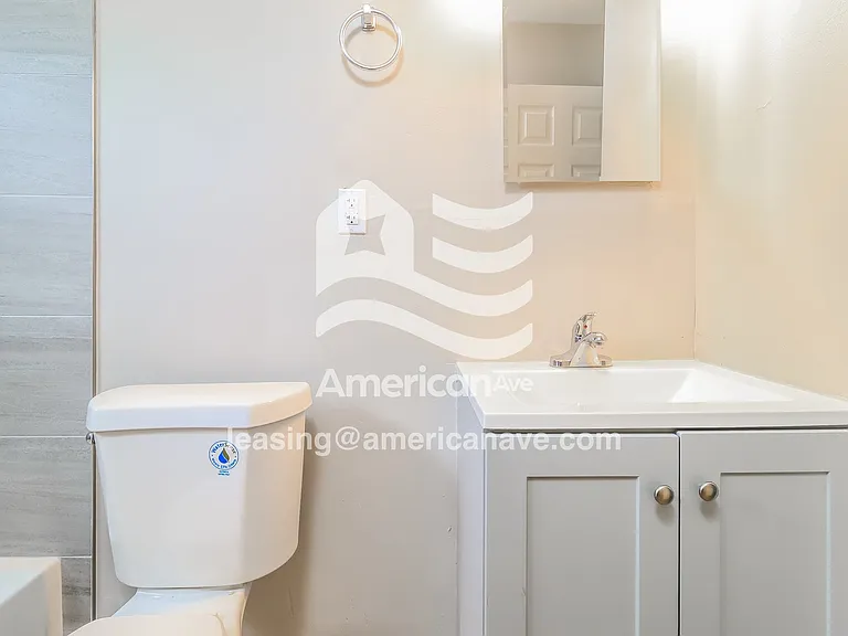 977651_014_bathroom_13944620.jpg