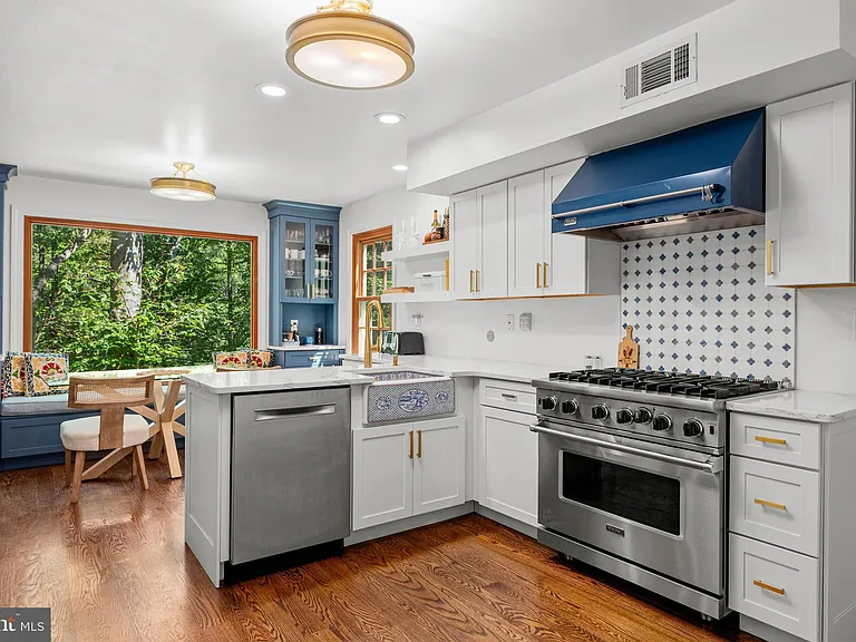 644 Robinson Ln — Photo 14