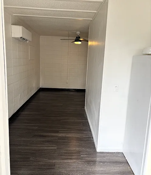 906 Gilbert St — Photo 3